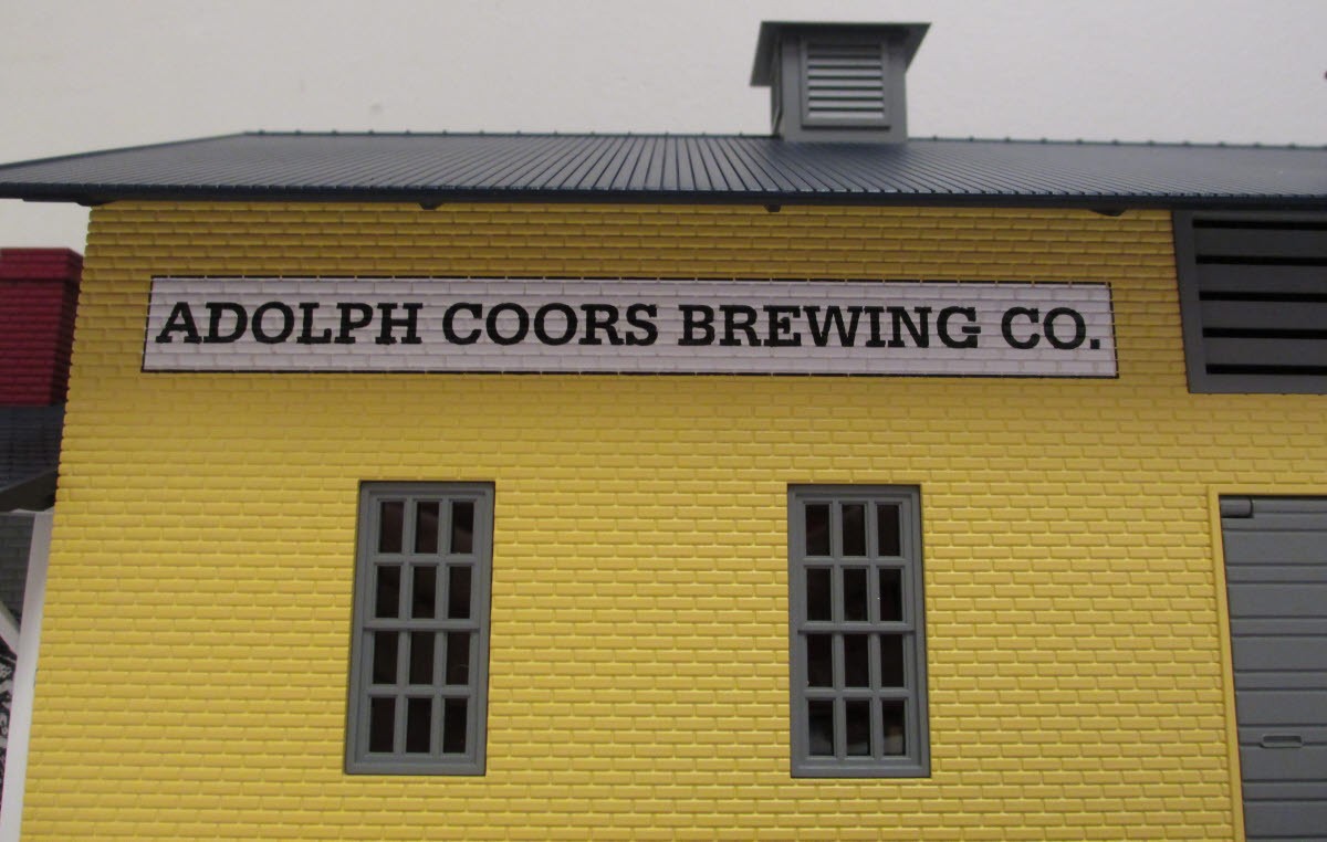 MTH 30-90220 Coors Brewery w/Operating Smoke