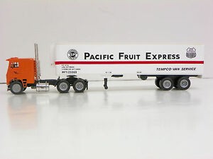 Con-Cor 0004-001016 HO Tractor Trailer Southern Pacific Fruit Express