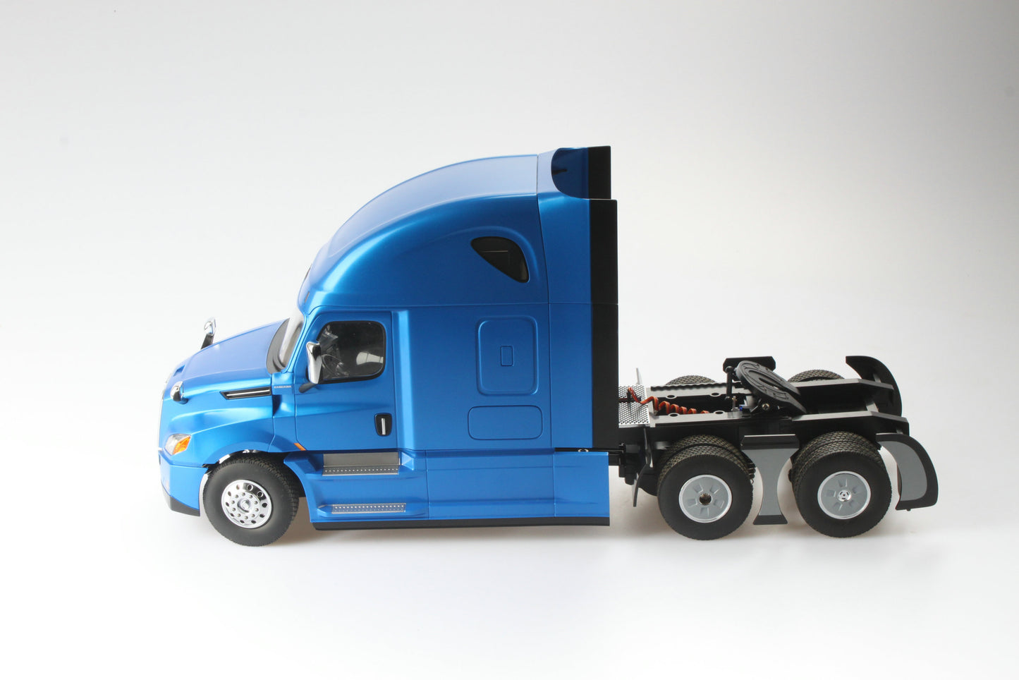 DieCast Masters 27006 1:16 Cascadia Sleeper Cab Semi Truck Diecast Model