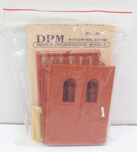 DPM 301-09 HO Two-Story Arch Wall Sections W/2 Windows Kit