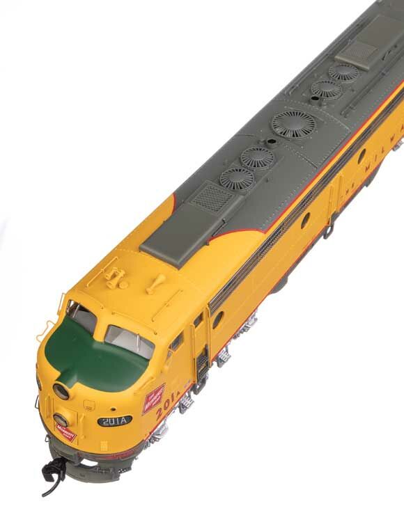 Walthers 920-49950 HO MILW EMD E9A - B Diesel Loco - Standard DC #201A, 201B