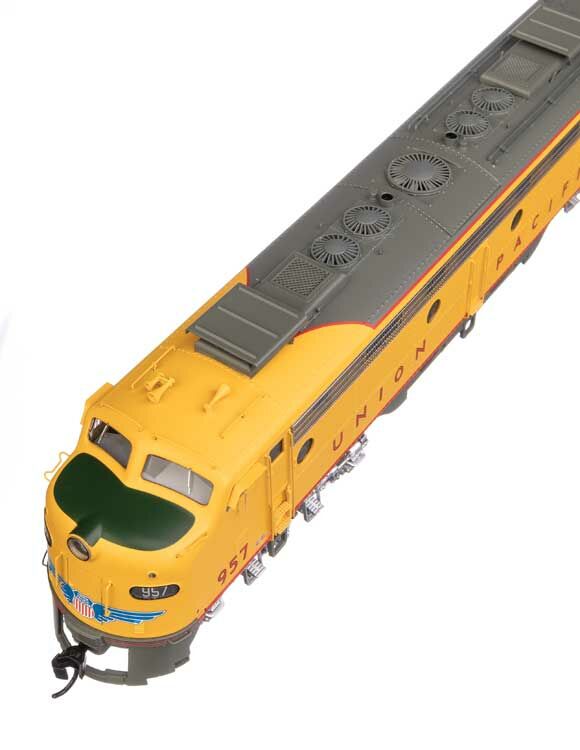 Walthers 920-49955 HO Union Pacific EMD E9A - E9B Diesel Loco - DC #957, 970B