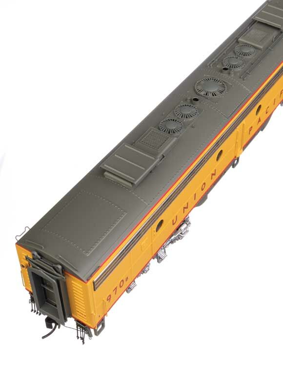 Walthers 920-49955 HO Union Pacific EMD E9A - E9B Diesel Loco - DC #957, 970B