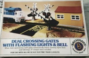 Bachmann 46-1214 HO Dual Crossing Gates W/Flashing Lights & Bell Kit