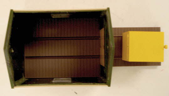 Walthers 933-2704 O / O27 Scale Cream Siding Speeder Shed & Speeder Built-Up