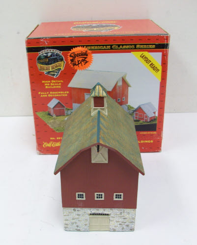 Ertl 2915 HO American Classic Series Gable Barn With Out-Buildings Built Up