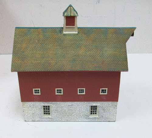 Ertl 2915 HO American Classic Series Gable Barn With Out-Buildings Built Up