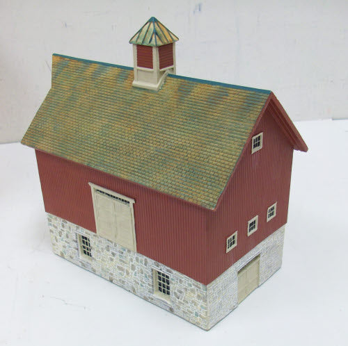 Ertl 2915 HO American Classic Series Gable Barn With Out-Buildings Built Up