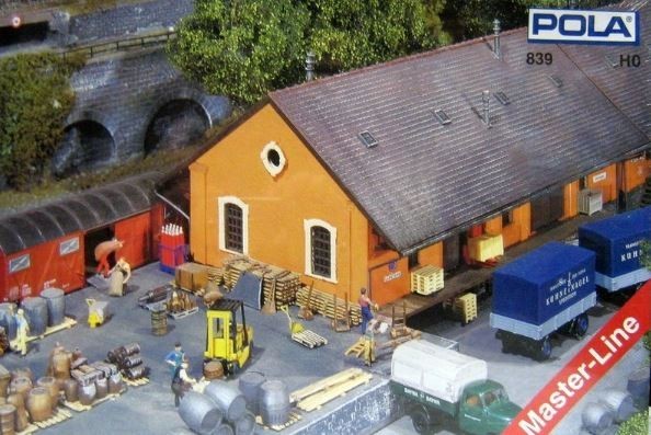 Pola 839 HO Freight Depot With End Loading Ramp Building Kit