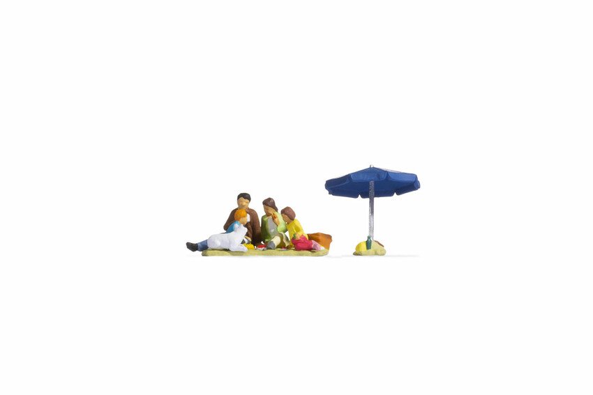 Noch 15599 HO Family Having a Picnic Figure (Set of 2)