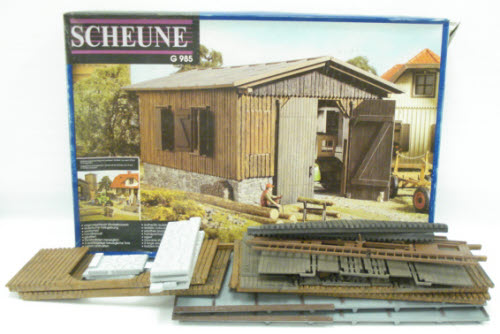 Pola 985 G Scale Barn Kit