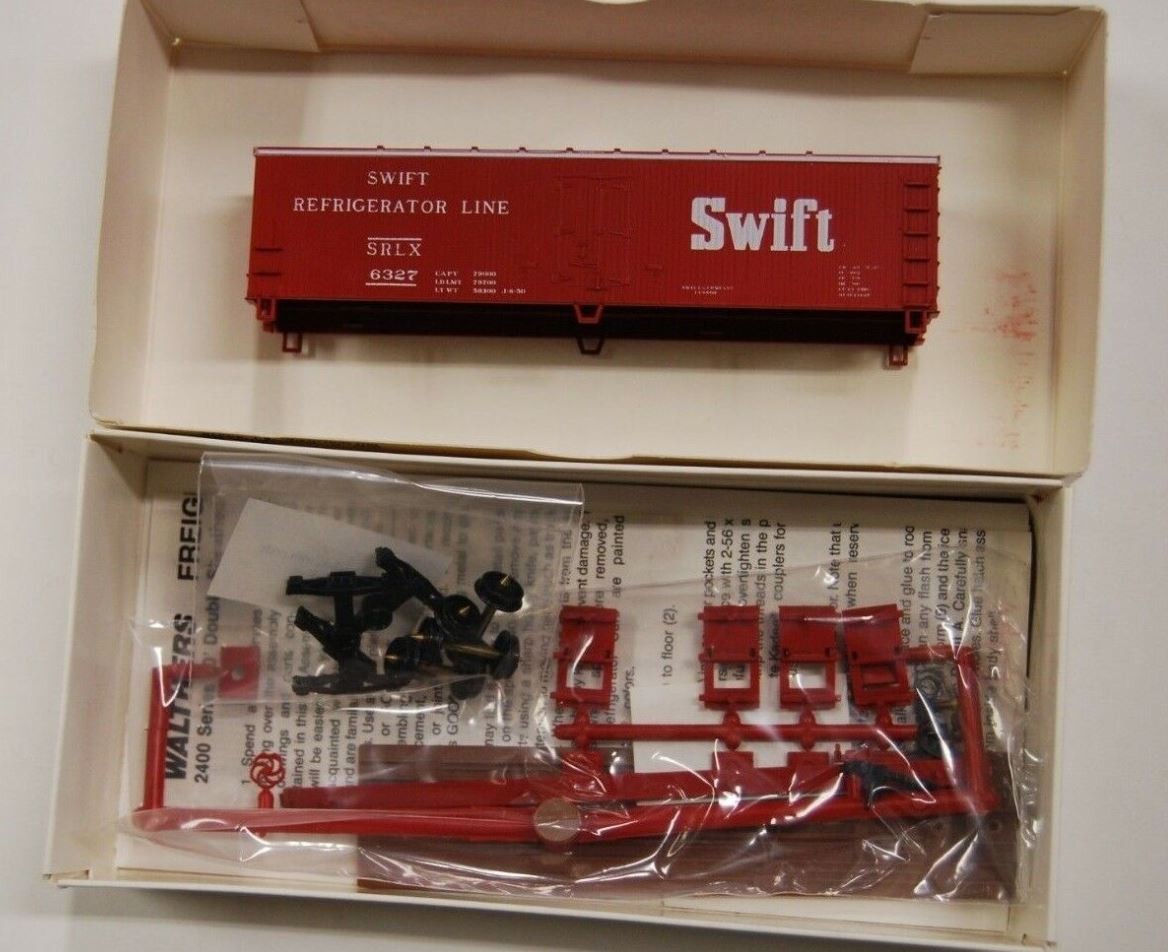 Walthers 932-2428 HO 40 Foot Reefer Swift Wood End DS