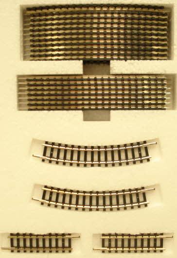 Trix Minitrix 11137 スタートパック Starter Set with a Passenger Train, Track Layout, and