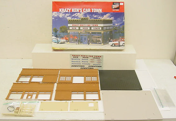 Walthers 933-3312 O / O-27 Gauge Krazy Ken's Car Town Building Kit