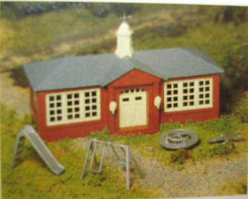 Bachmann 45304 O Plasticville School House with Playground Equipment Building