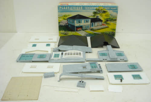 Plasticville 1908-198 Vintage O Split Level House w/ Blue Trim Kit