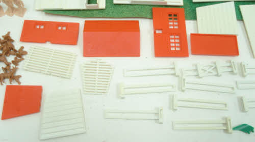 Bachmann 1981 O Plasticville Farm Buildings & Animals Classic Building Kit