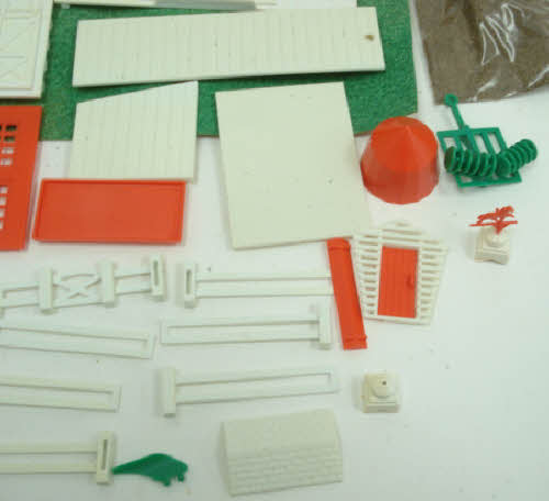 Bachmann 1981 O Plasticville Farm Buildings & Animals Classic Building Kit