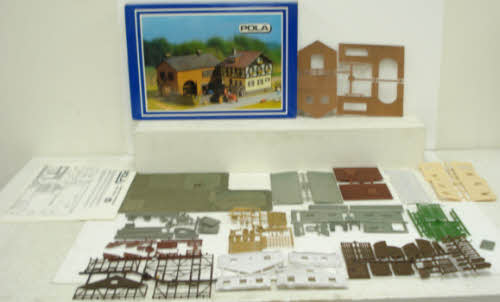 Pola 810 HO Farm Plastic Building Kit